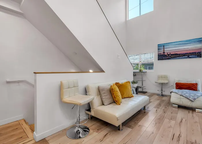 Chic 3-Levels Loft-Style 2-Bedroom 2-Bathroom Condo By Hollywood