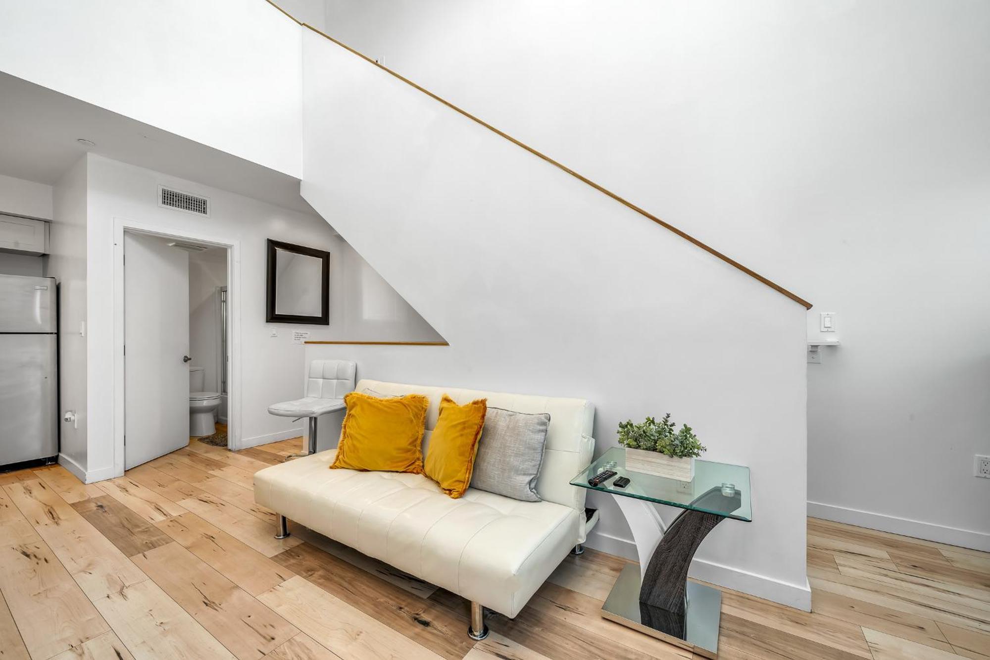 Chic 3-levels Loft-style 2-bedroom 2-bathroom By Hollywood Los Angeles